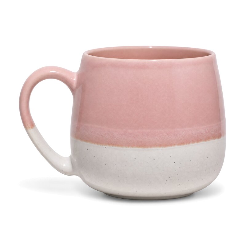 La misma taza sobre fondo blanco puro, de lado y entera