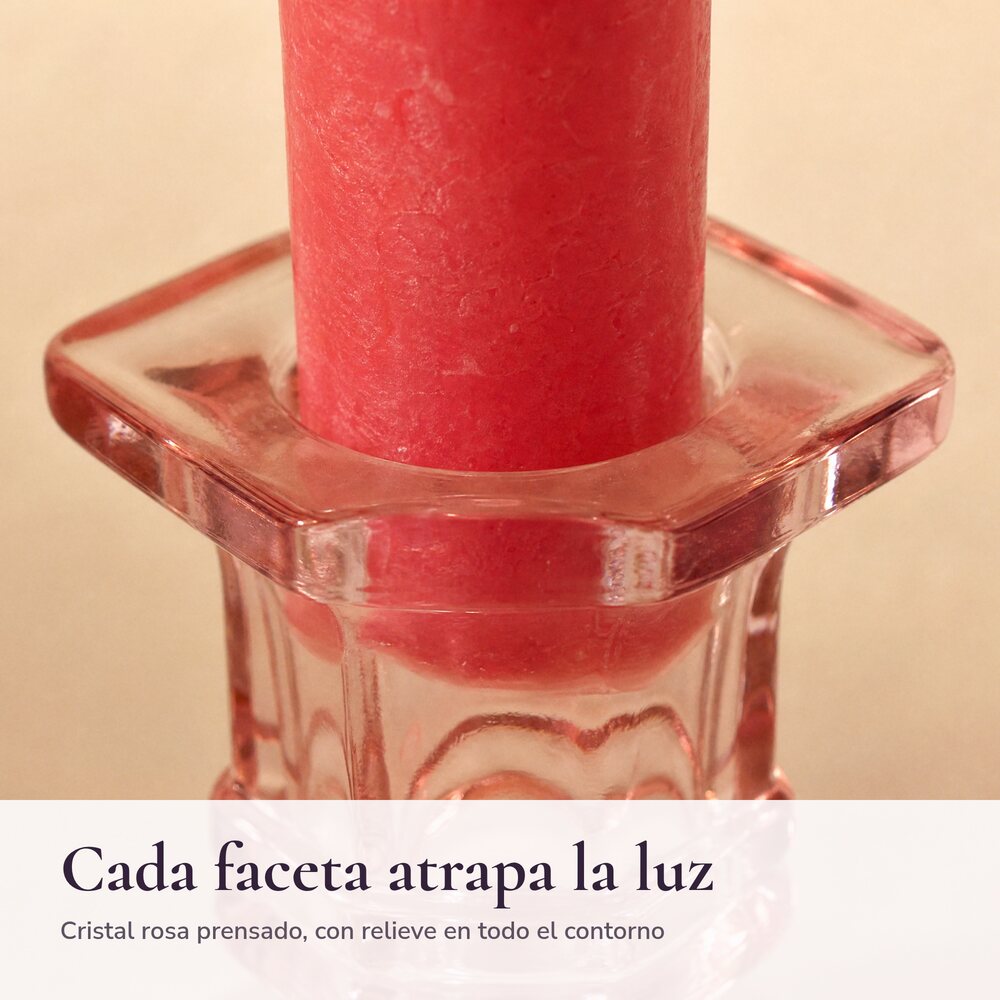 Primer plano del relieve del candelabro de cristal rosa