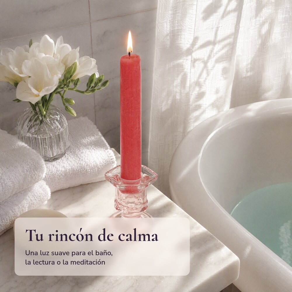 La vela encendida en un baño con toallas y flores blancas